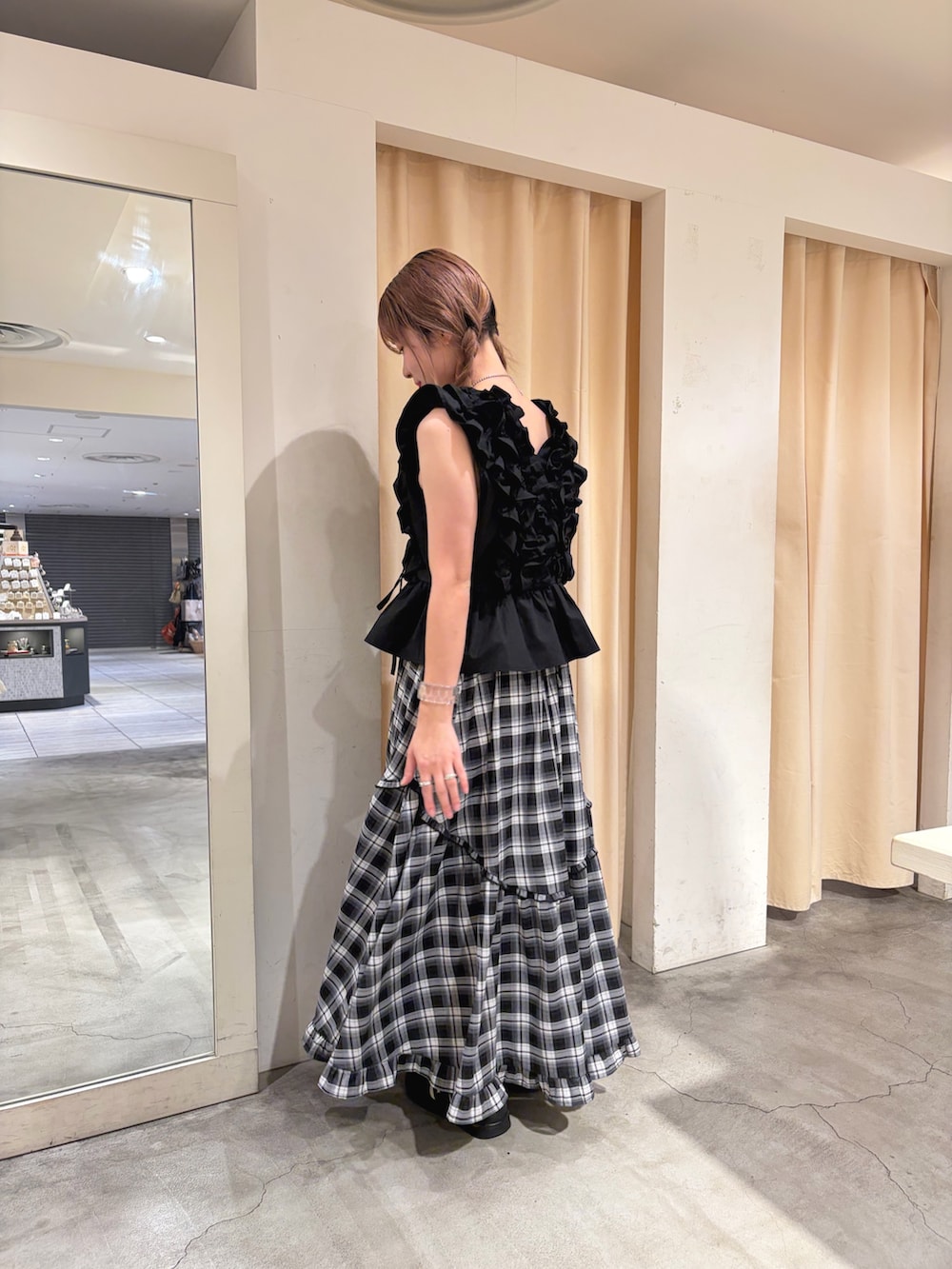 ブラック系のシャツ/ブラウス、ブラック系のワンピースを着用したレディースの春コーディネートの2枚目の写真