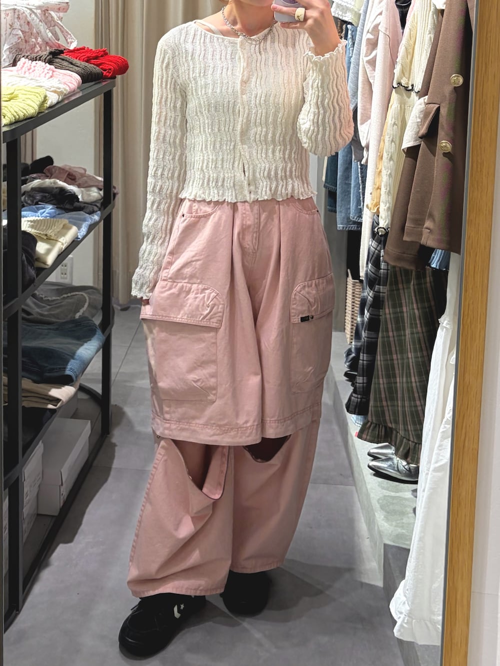 ホワイト系のTシャツ/カットソー、ピンク系のその他パンツを着用したレディースの春コーディネートの2枚目の写真