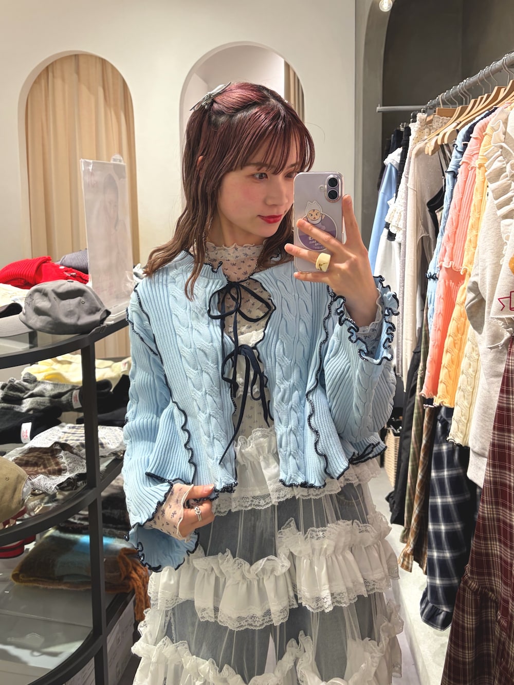 ホワイト系のワンピース、ブルー系のデニムパンツ、ブルー系のカーディガン/ボレロを着用したレディースの春コーディネートの2枚目の写真