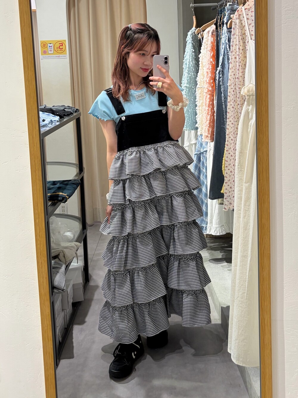 ブルー系のTシャツ/カットソー、ブラック系のジャンパースカートを着用したレディースの春コーディネートの3枚目の写真