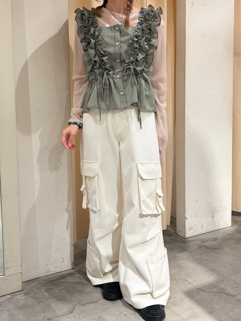 グリーン系のシャツ/ブラウス、ホワイト系のTシャツ/カットソー、ホワイト系のデニムパンツを着用したレディースの春コーディネートの2枚目の写真