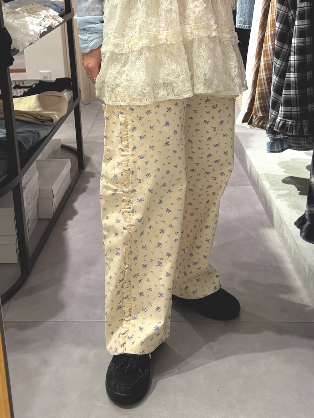 イエロー系のブルゾン、ホワイト系のワンピース、イエロー系のその他パンツを着用したレディースの春コーディネートの5枚目の写真