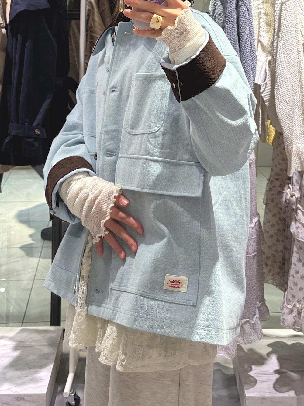 ブルー系のブルゾン、ホワイト系のワンピース、ホワイト系のTシャツ/カットソーを着用したレディースの春コーディネートの3枚目の写真