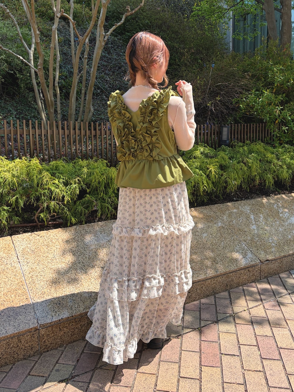 グリーン系のシャツ/ブラウス、ホワイト系のTシャツ/カットソー、ホワイト系のワンピースを着用したレディースの春コーディネートの4枚目の写真