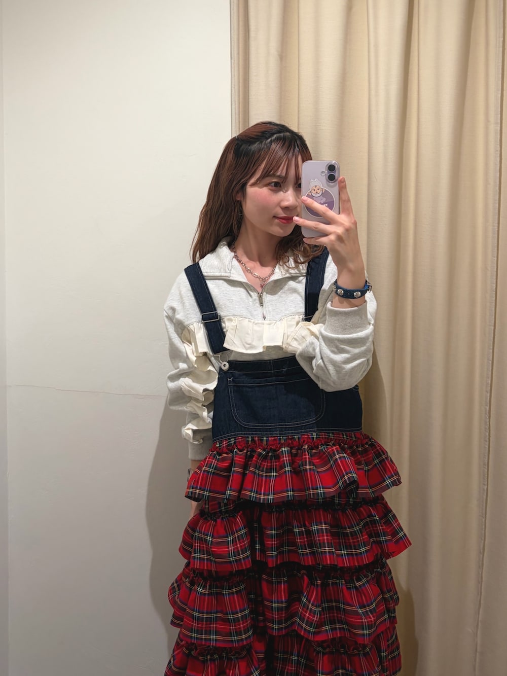 ホワイト系のTシャツ/カットソー、レッド系のジャンパースカートを着用したレディースの春コーディネートの3枚目の写真