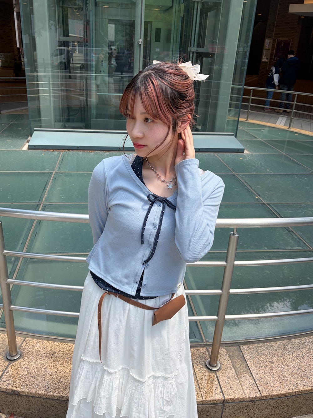 ブルー系のTシャツ/カットソー、ブラウン系のベルトを着用したレディースの春コーディネートの4枚目の写真