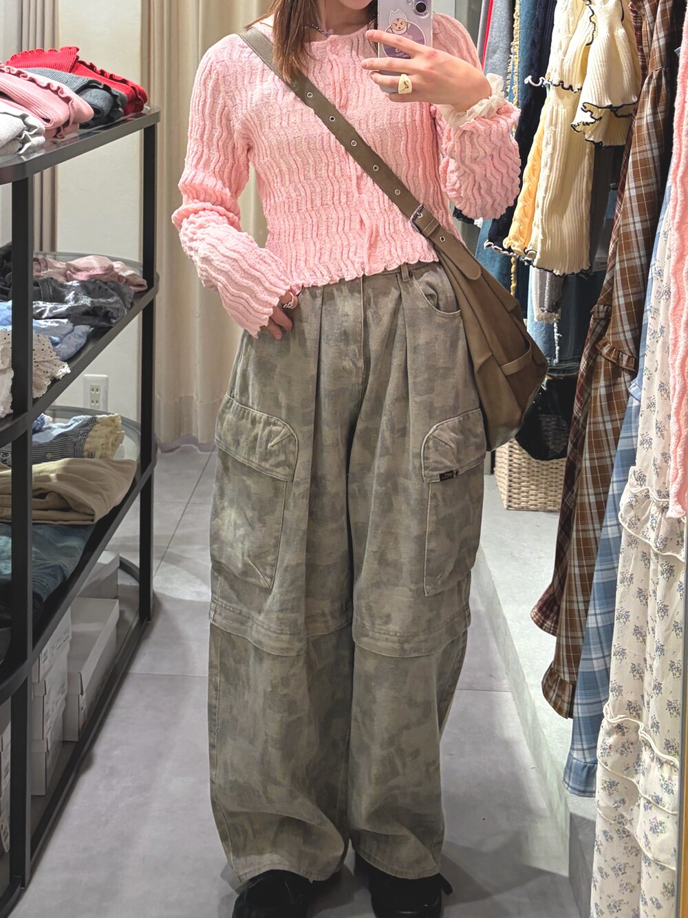 ピンク系のTシャツ/カットソー、グリーン系のその他パンツ、ブラウン系のトートバッグを着用したレディースの春コーディネートの2枚目の写真