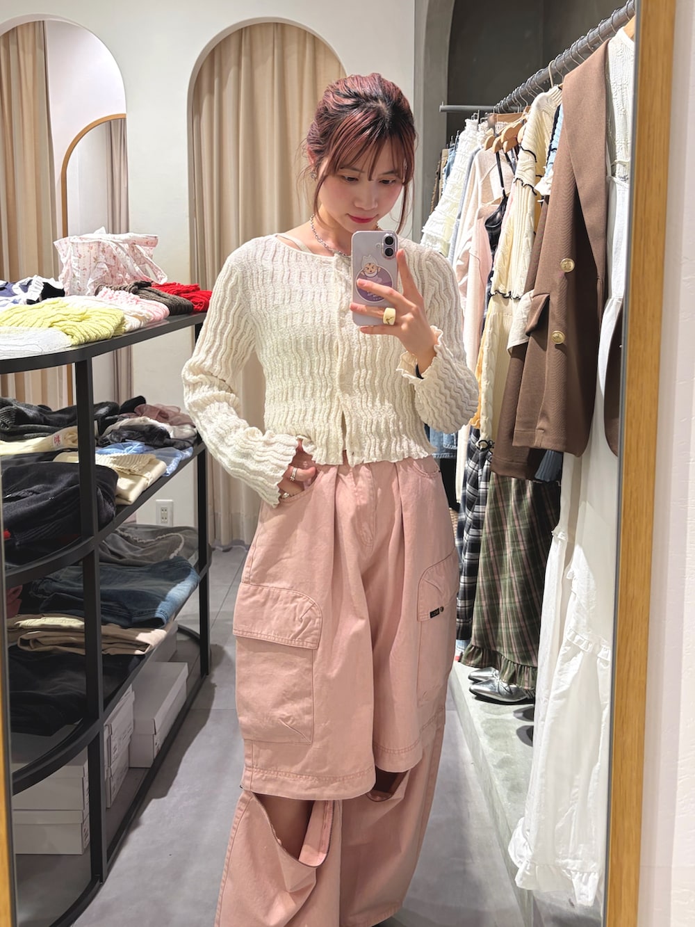 ホワイト系のTシャツ/カットソー、ピンク系のその他パンツを着用したレディースの春コーディネートの4枚目の写真