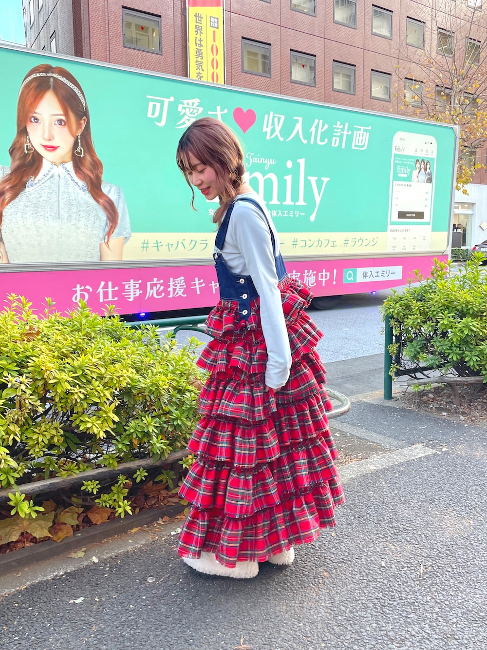 ブルー系のTシャツ/カットソー、レッド系のジャンパースカートを着用したレディースの冬コーディネートの5枚目の写真