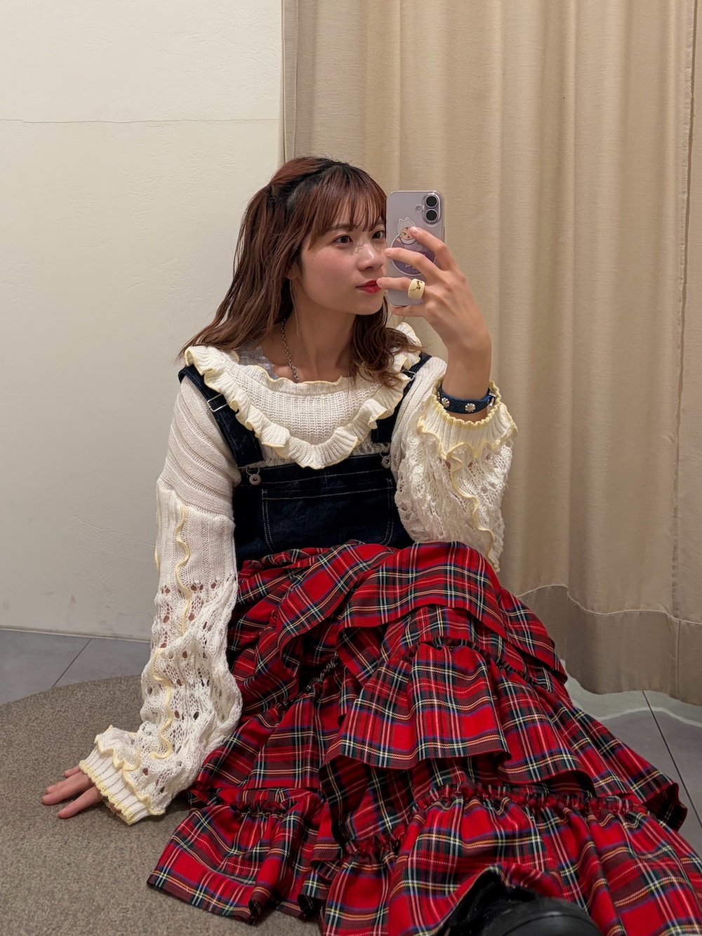 ホワイト系のパーカー、レッド系のジャンパースカートを着用したレディースの春コーディネートの5枚目の写真