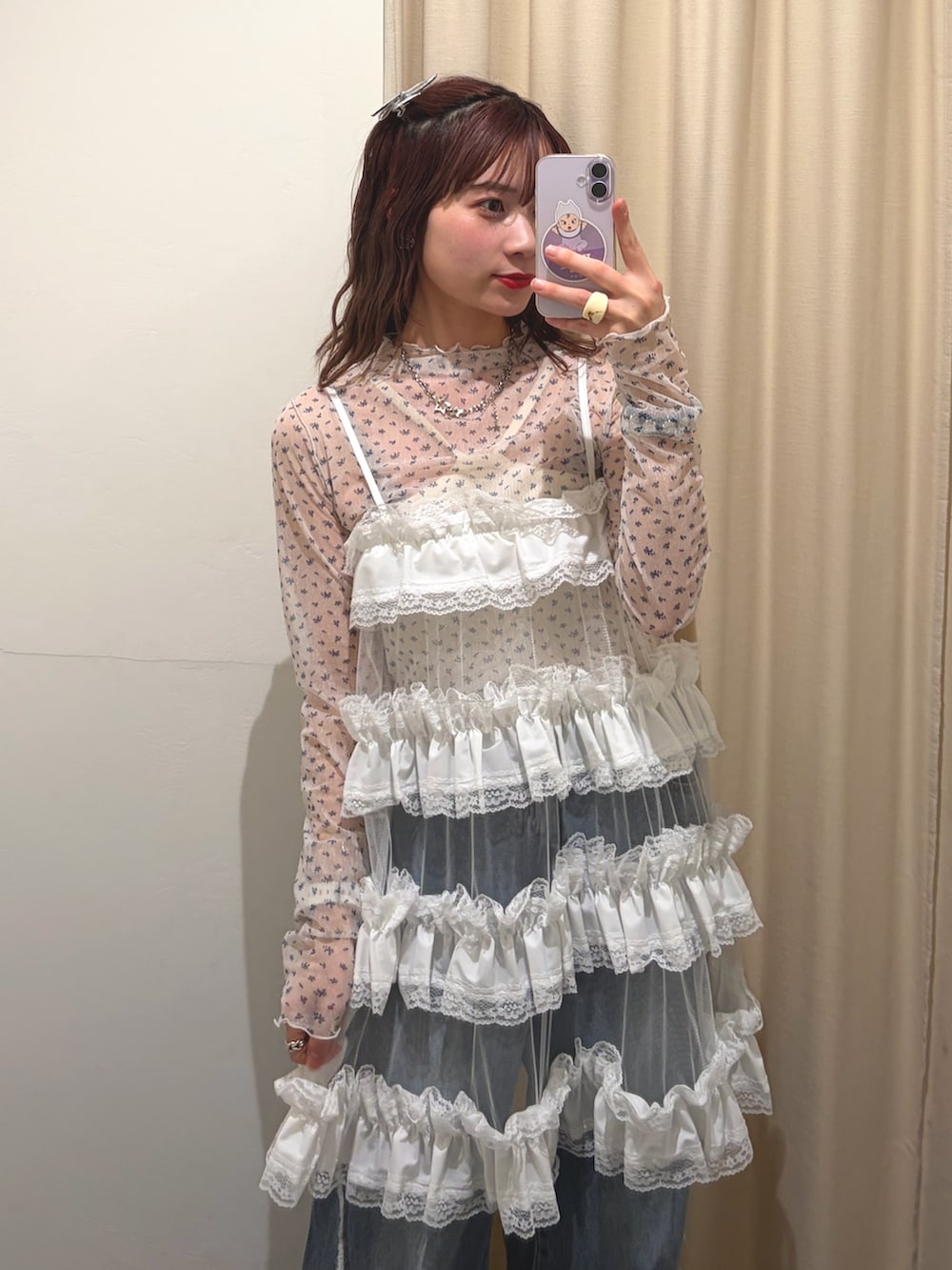 ホワイト系のワンピース、ブルー系のデニムパンツ、ブルー系のカーディガン/ボレロを着用したレディースの春コーディネートの7枚目の写真