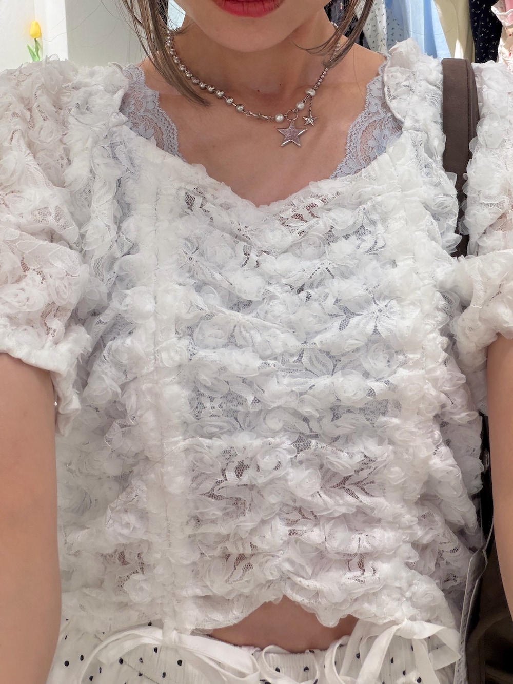 ホワイト系のシャツ/ブラウス、ホワイト系のその他パンツ、ブラウン系のボストンバッグを着用したレディースの夏コーディネートの3枚目の写真