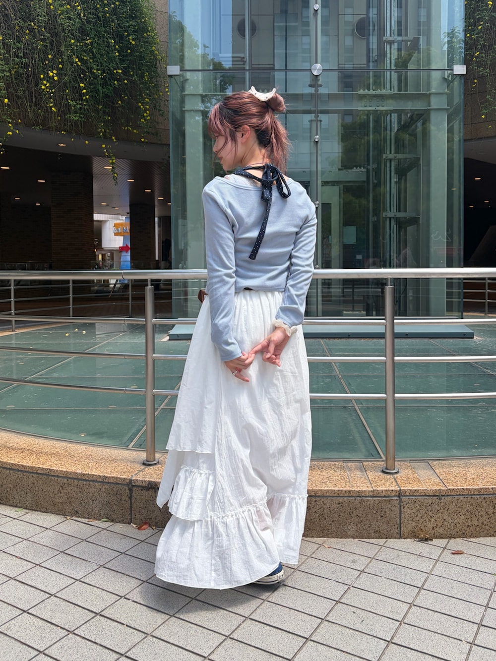 ブルー系のTシャツ/カットソー、ブラウン系のベルトを着用したレディースの春コーディネートの3枚目の写真