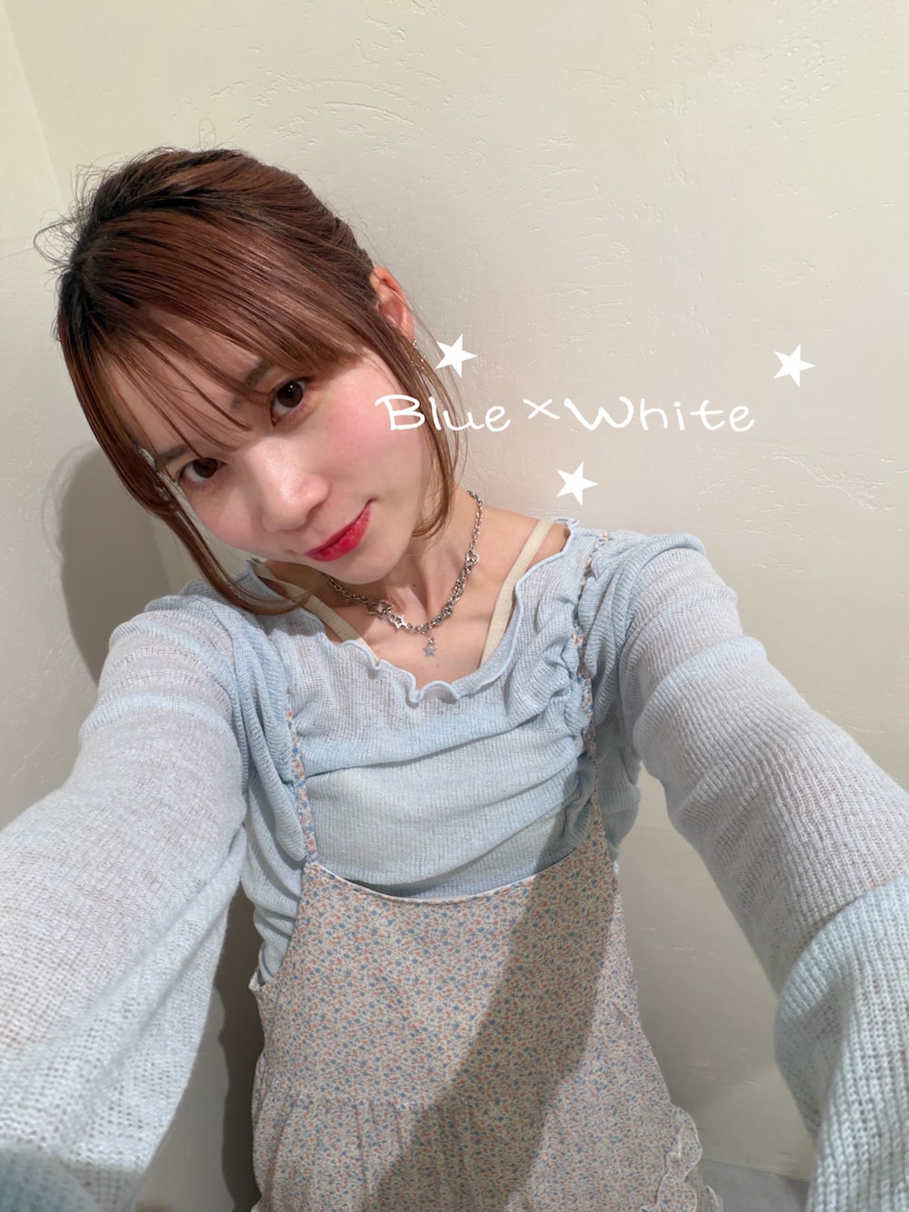 ブルー系のTシャツ/カットソー、ホワイト系のワンピース、ブルー系のデニムパンツを着用したレディースの春コーディネートの2枚目の写真