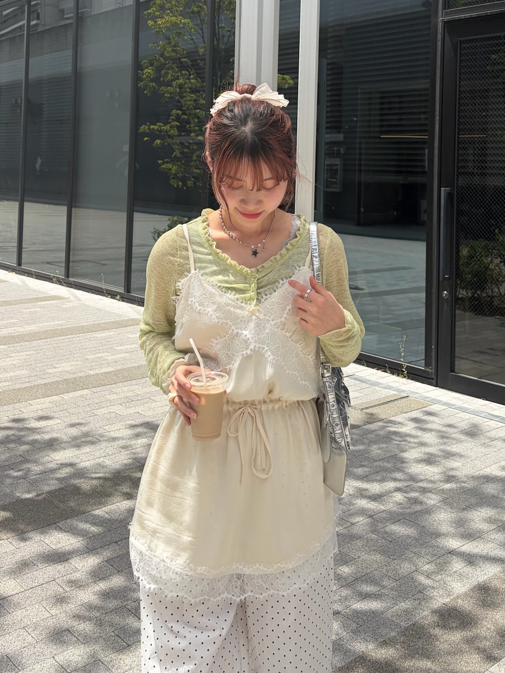 グリーン系のカーディガン/ボレロ、ホワイト系のワンピース、ホワイト系のその他パンツを着用したレディースの春コーディネートの2枚目の写真