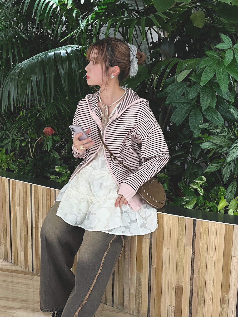 ピンク系のパーカー、イエロー系のトートバッグ、ホワイト系のワンピース/ドレスを着用したレディースの冬コーディネートの5枚目の写真