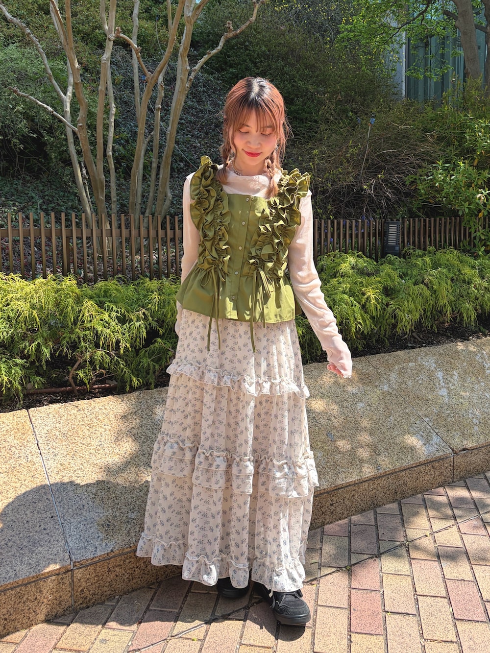 グリーン系のシャツ/ブラウス、ホワイト系のTシャツ/カットソー、ホワイト系のワンピースを着用したレディースの春コーディネートの3枚目の写真