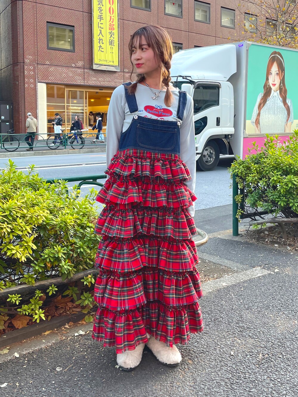 ブルー系のTシャツ/カットソー、レッド系のジャンパースカートを着用したレディースの冬コーディネートの4枚目の写真