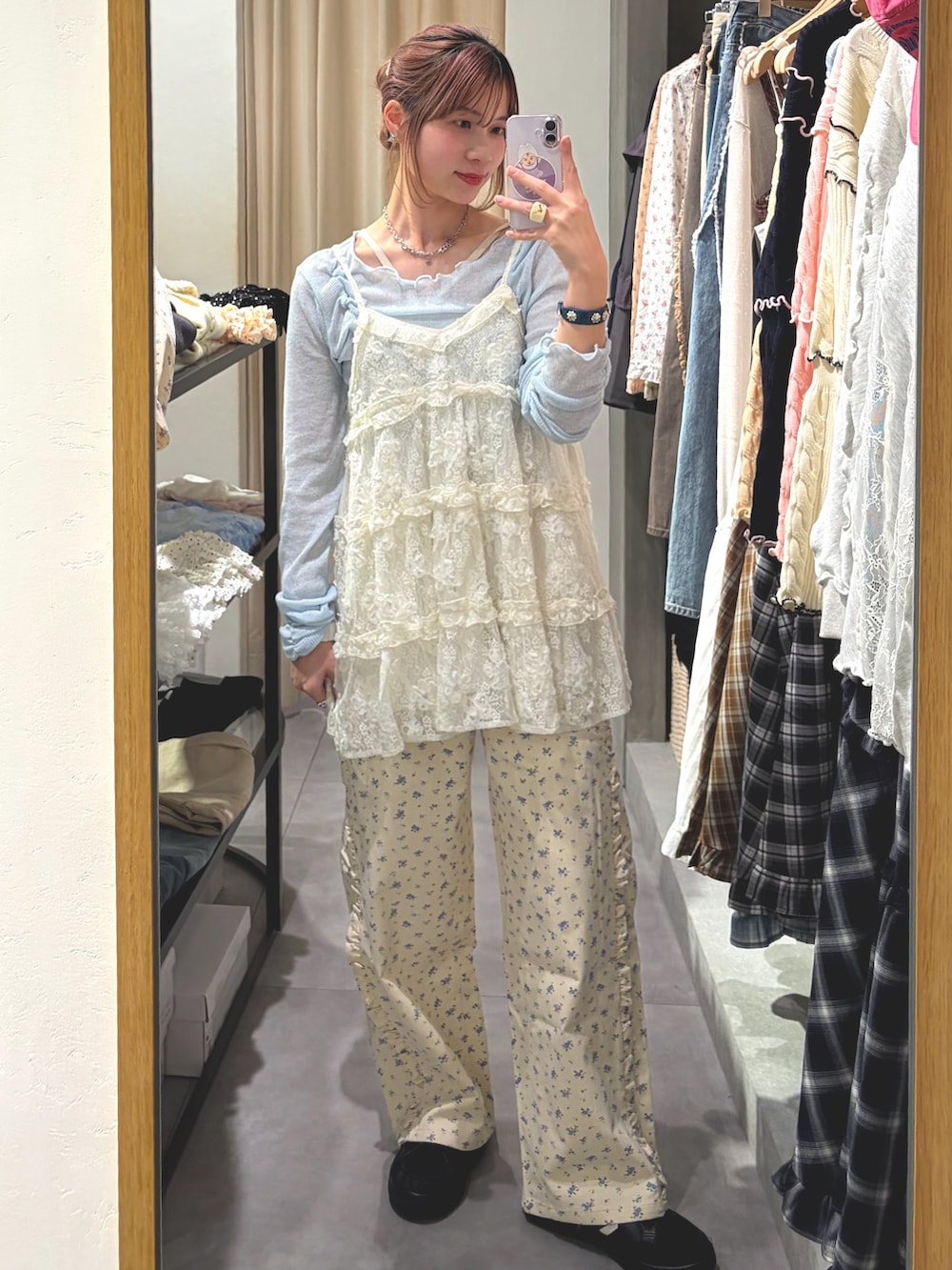 イエロー系のブルゾン、ホワイト系のワンピース、イエロー系のその他パンツを着用したレディースの春コーディネートの3枚目の写真