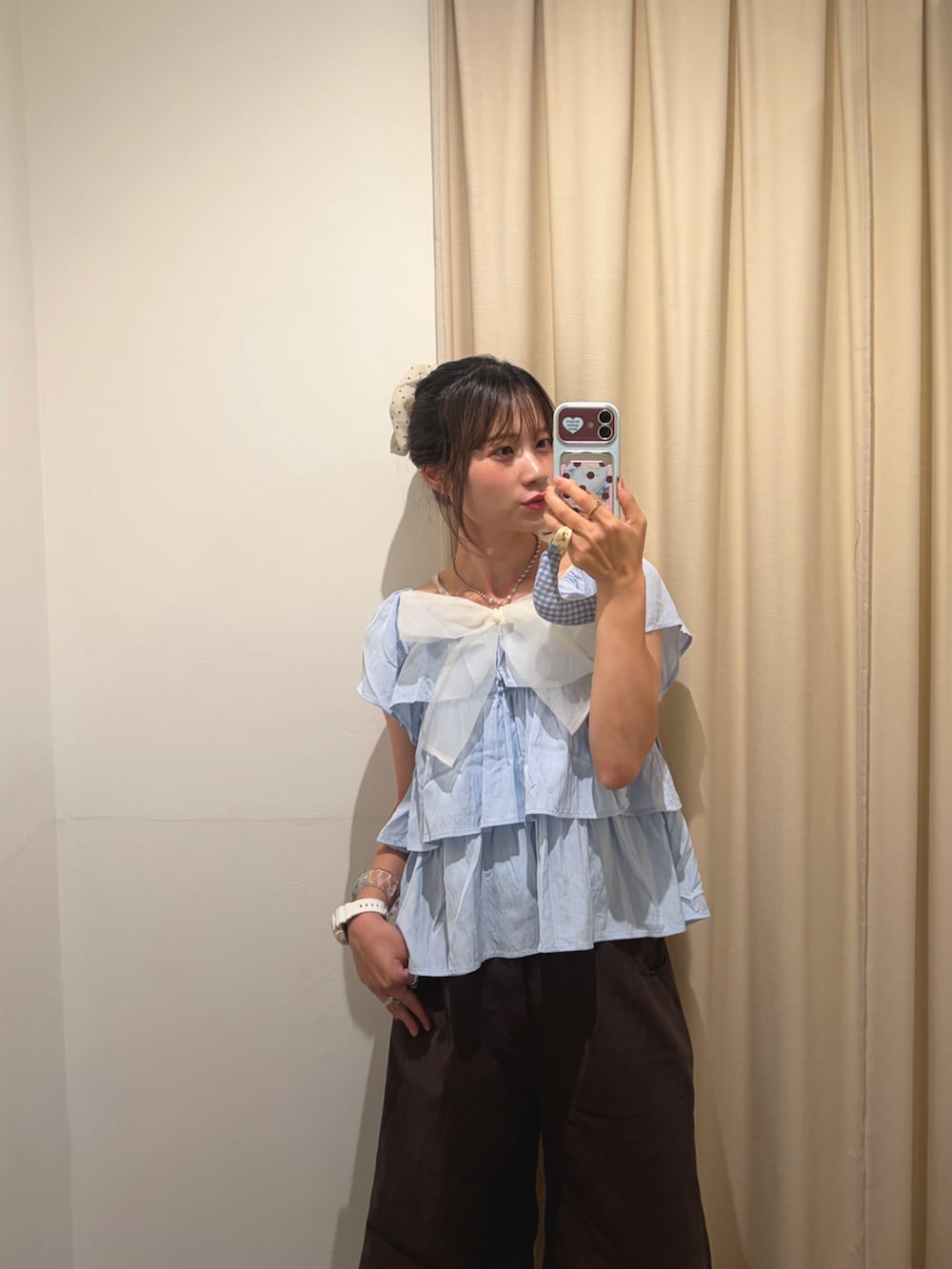 ブルー系のシャツ/ブラウス、ブラウン系のその他パンツ、ブラウン系のボストンバッグを着用したレディースの夏コーディネートの2枚目の写真