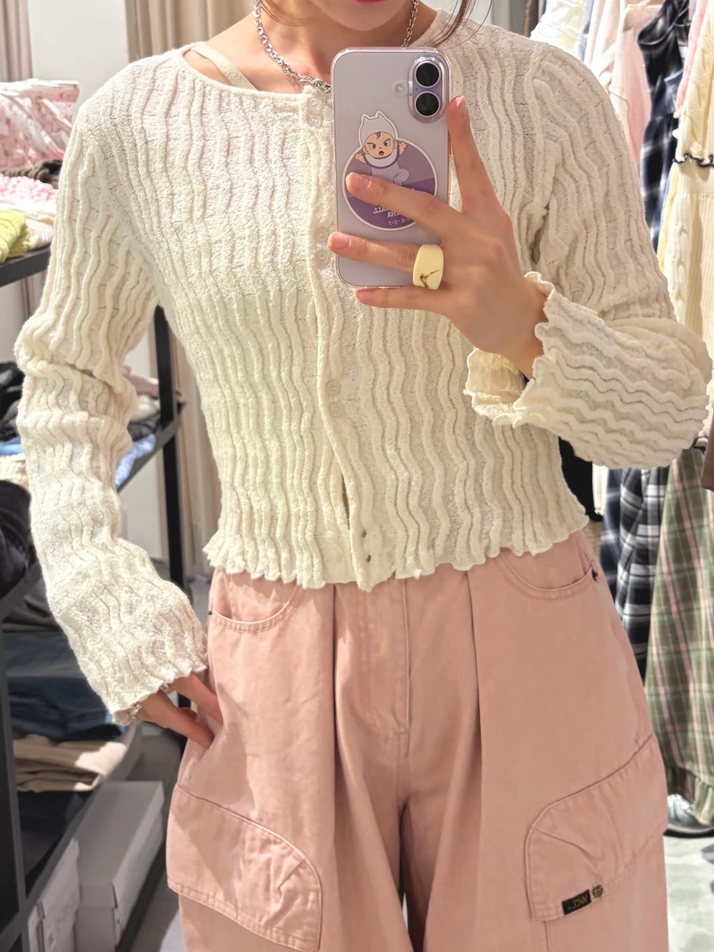 ホワイト系のTシャツ/カットソー、ピンク系のその他パンツを着用したレディースの春コーディネートの3枚目の写真