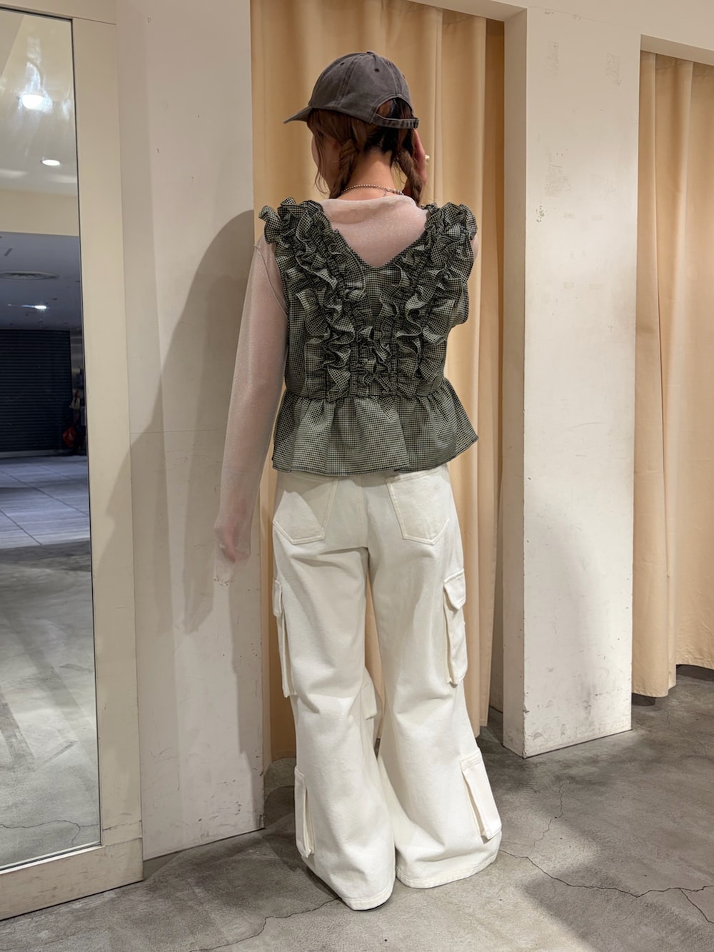 グリーン系のシャツ/ブラウス、ホワイト系のTシャツ/カットソー、ホワイト系のデニムパンツを着用したレディースの春コーディネートの3枚目の写真