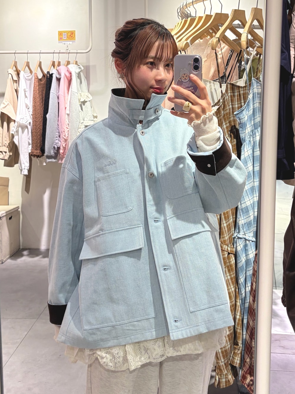 ブルー系のブルゾン、ホワイト系のワンピース、ホワイト系のTシャツ/カットソーを着用したレディースの春コーディネートの4枚目の写真