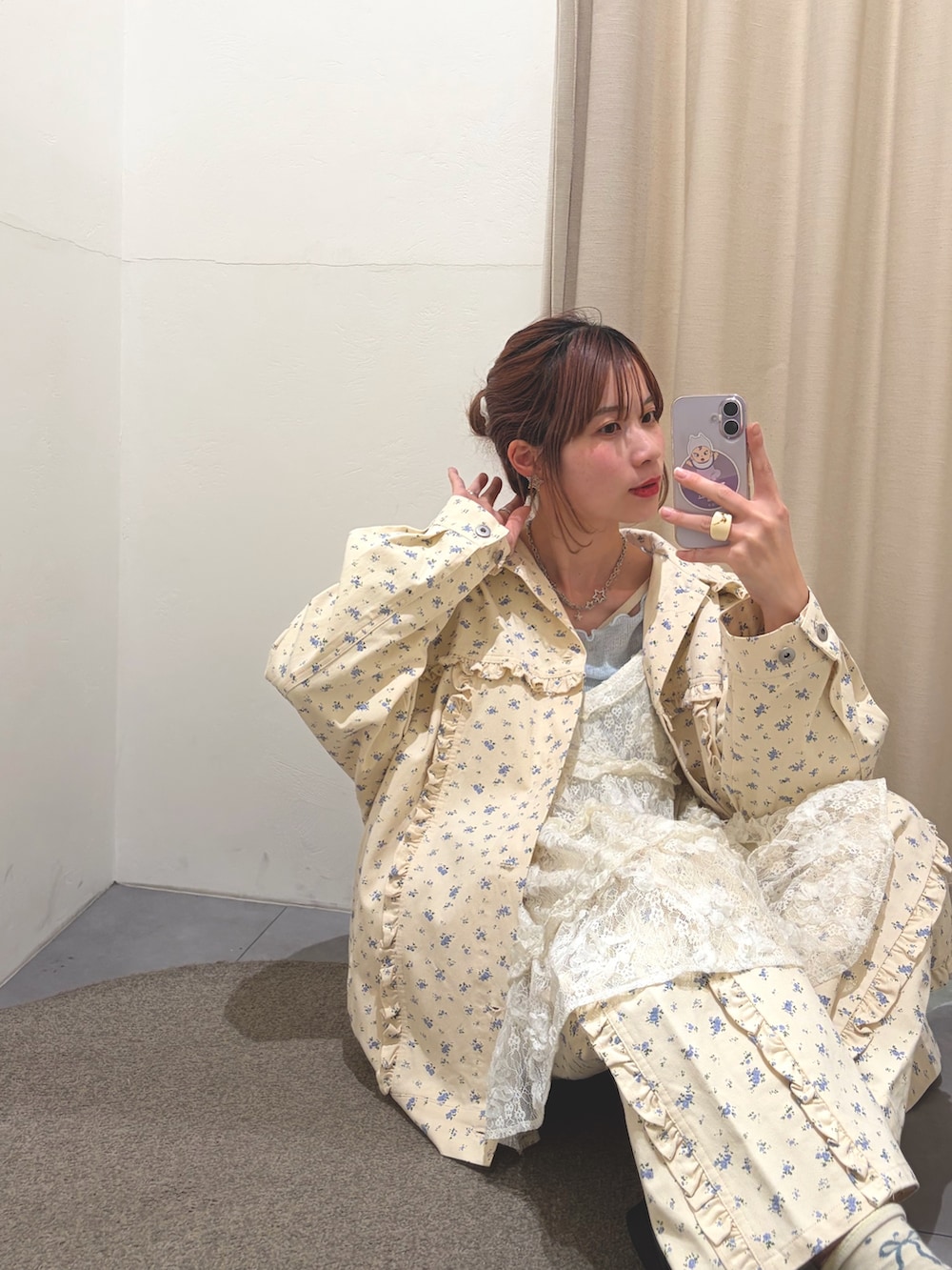 イエロー系のブルゾン、ホワイト系のワンピース、イエロー系のその他パンツを着用したレディースの春コーディネートの4枚目の写真