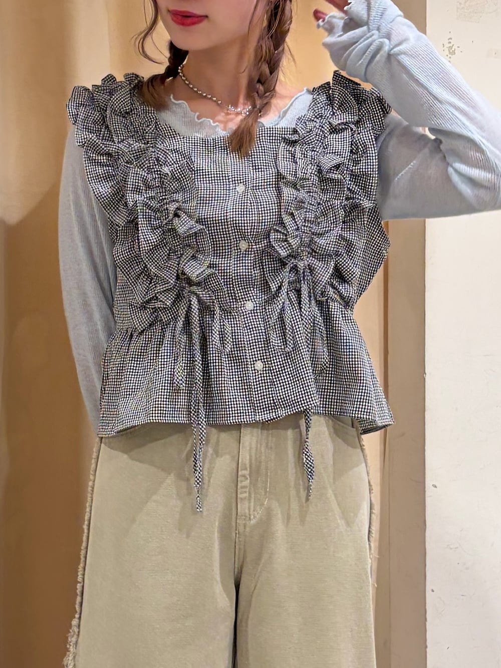 ブラック系のシャツ/ブラウス、ベージュ系のデニムパンツ、ブルー系のTシャツ/カットソーを着用したレディースの春コーディネートの3枚目の写真