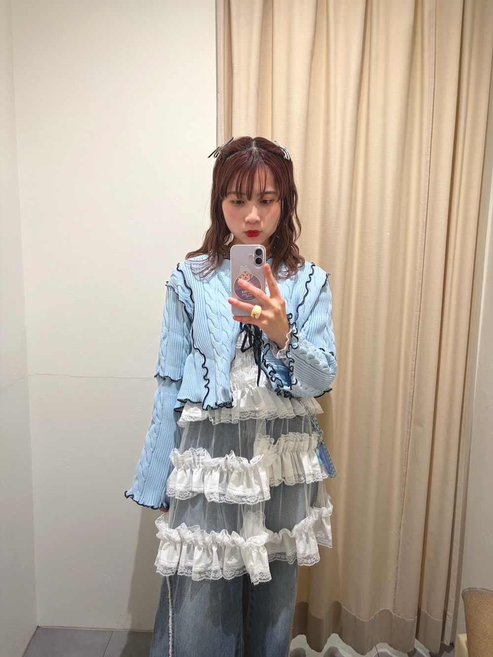 ホワイト系のワンピース、ブルー系のデニムパンツ、ブルー系のカーディガン/ボレロを着用したレディースの春コーディネートの4枚目の写真