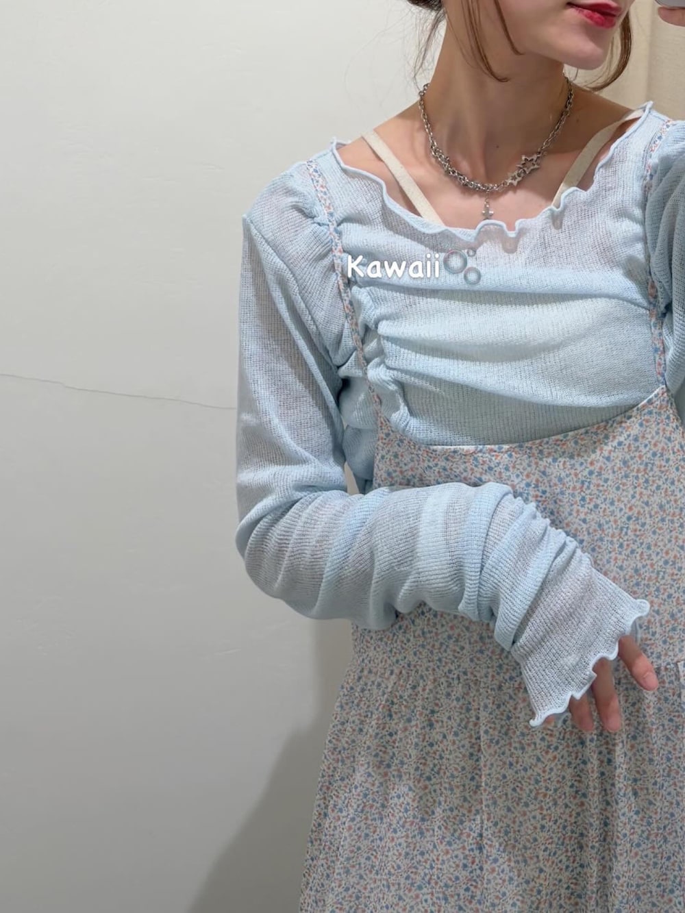 ブルー系のTシャツ/カットソー、ホワイト系のワンピース、ブルー系のデニムパンツを着用したレディースの春コーディネートの4枚目の写真