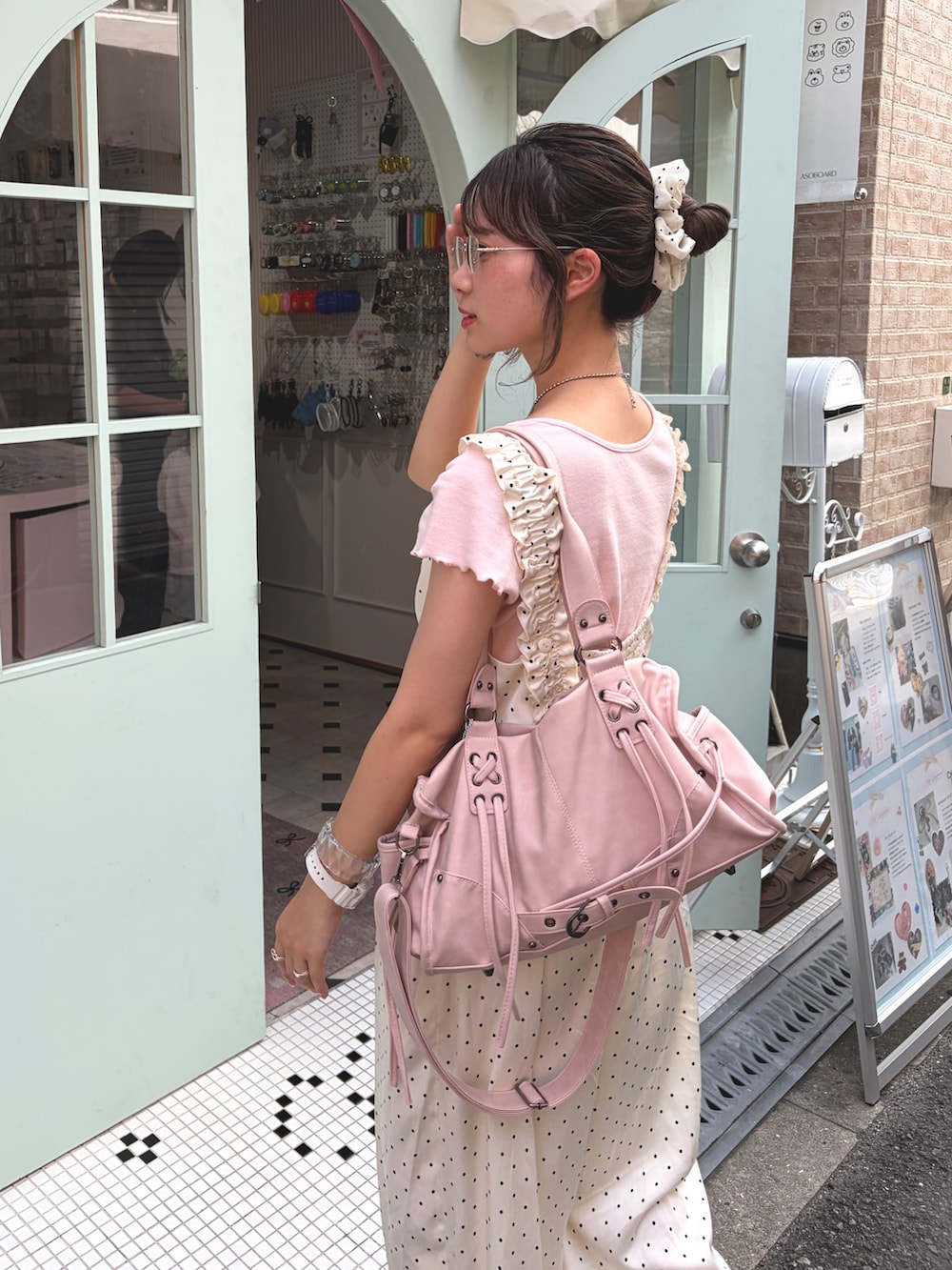 ピンク系のTシャツ/カットソー、ピンク系のボストンバッグ、ホワイト系のサロペット/オーバーオールを着用したレディースの夏コーディネートの3枚目の写真