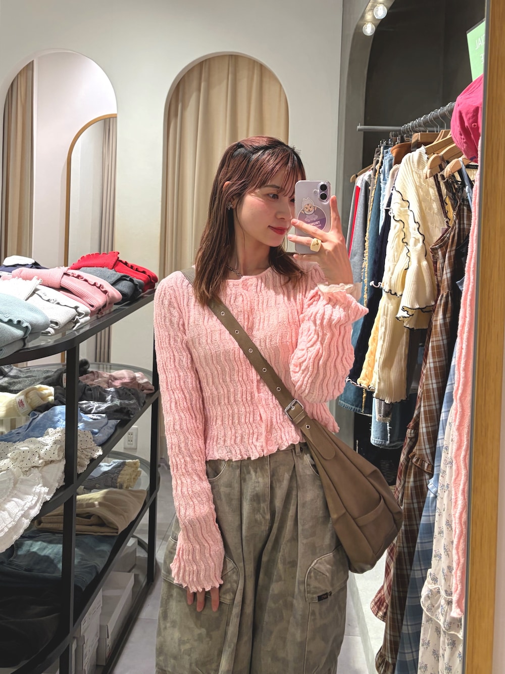 ピンク系のTシャツ/カットソー、グリーン系のその他パンツ、ブラウン系のトートバッグを着用したレディースの春コーディネートの4枚目の写真