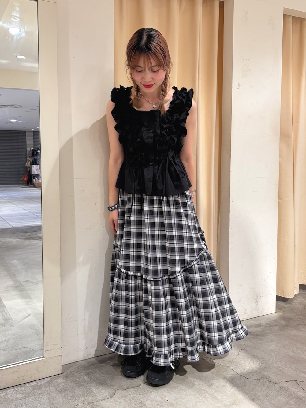 ブラック系のシャツ/ブラウス、ブラック系のワンピースを着用したレディースの春コーディネートの3枚目の写真