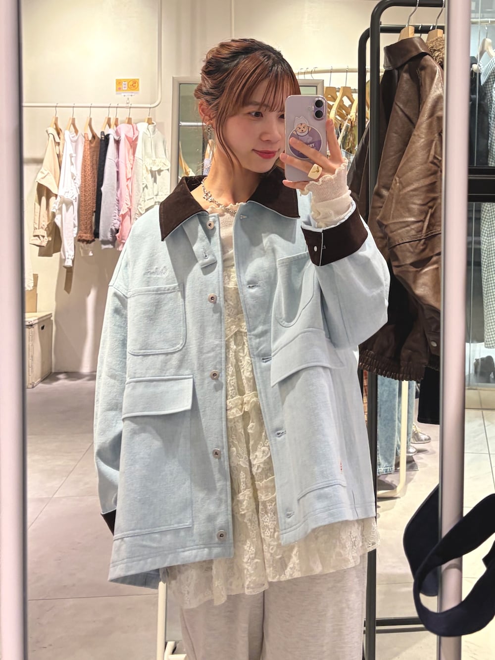 ブルー系のブルゾン、ホワイト系のワンピース、ホワイト系のTシャツ/カットソーを着用したレディースの春コーディネートの2枚目の写真