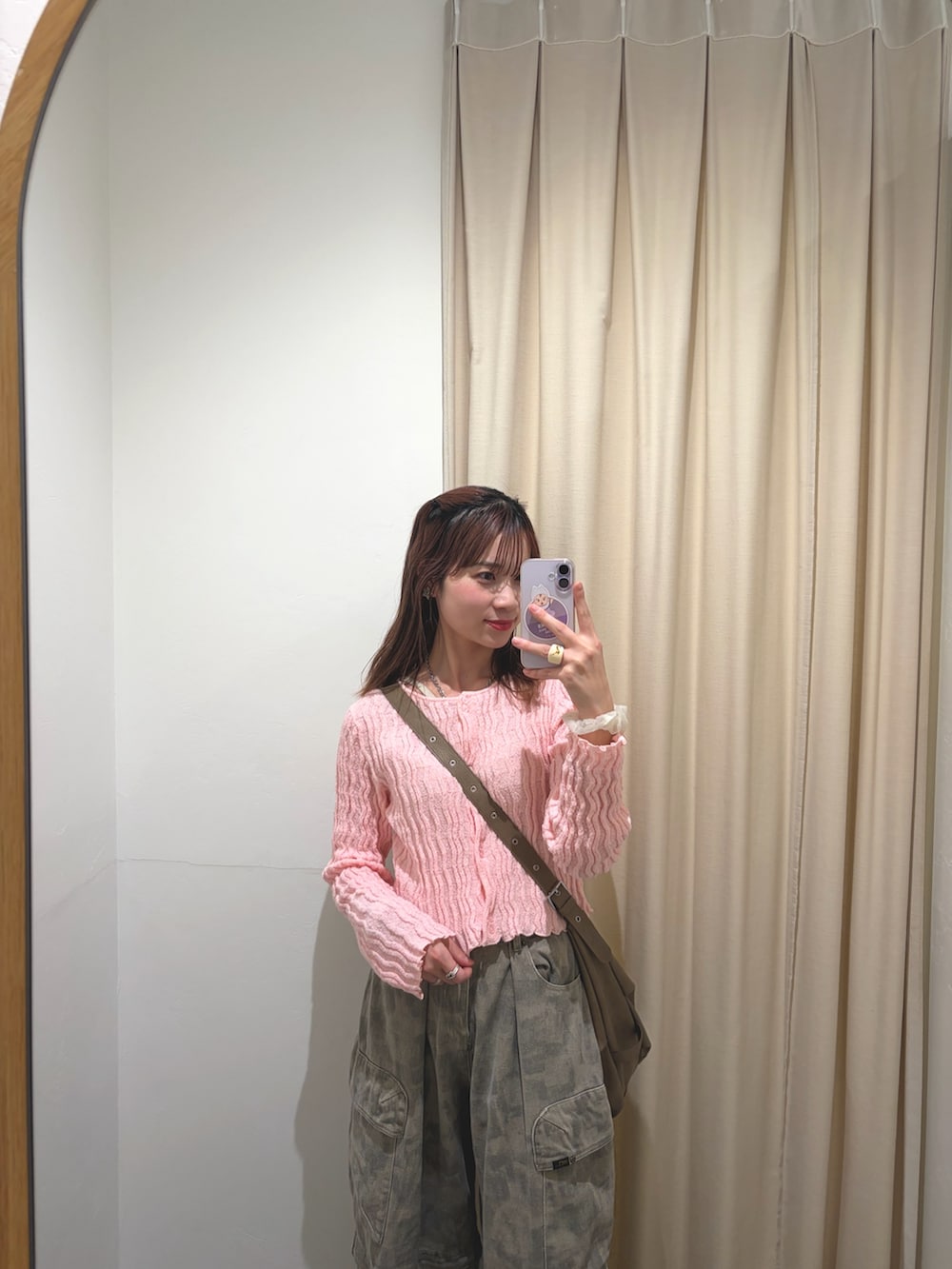 ピンク系のTシャツ/カットソー、グリーン系のその他パンツ、ブラウン系のトートバッグを着用したレディースの春コーディネートの3枚目の写真