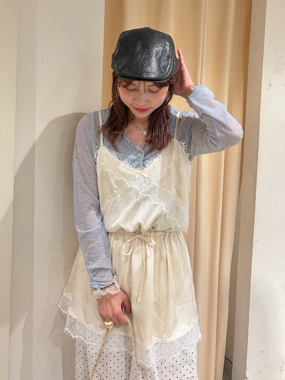 ブルー系のカーディガン/ボレロ、ホワイト系のワンピース、ホワイト系のその他パンツを着用したレディースの春コーディネートの2枚目の写真