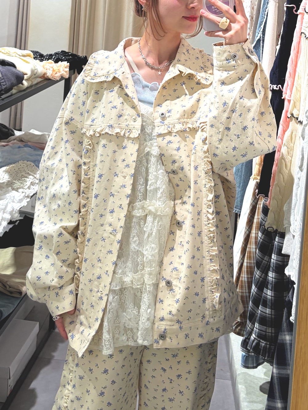 イエロー系のブルゾン、ホワイト系のワンピース、イエロー系のその他パンツを着用したレディースの春コーディネートの2枚目の写真