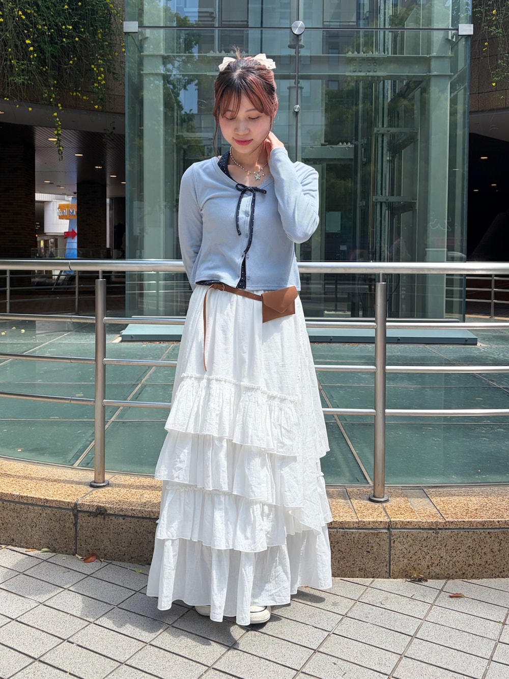 ブルー系のTシャツ/カットソー、ブラウン系のベルトを着用したレディースの春コーディネートの2枚目の写真