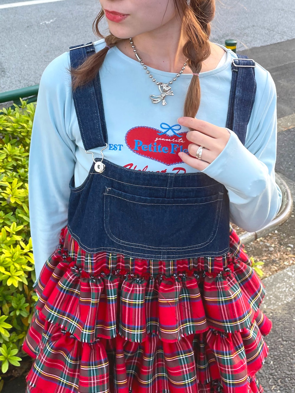 ブルー系のTシャツ/カットソー、レッド系のジャンパースカートを着用したレディースの冬コーディネートの3枚目の写真