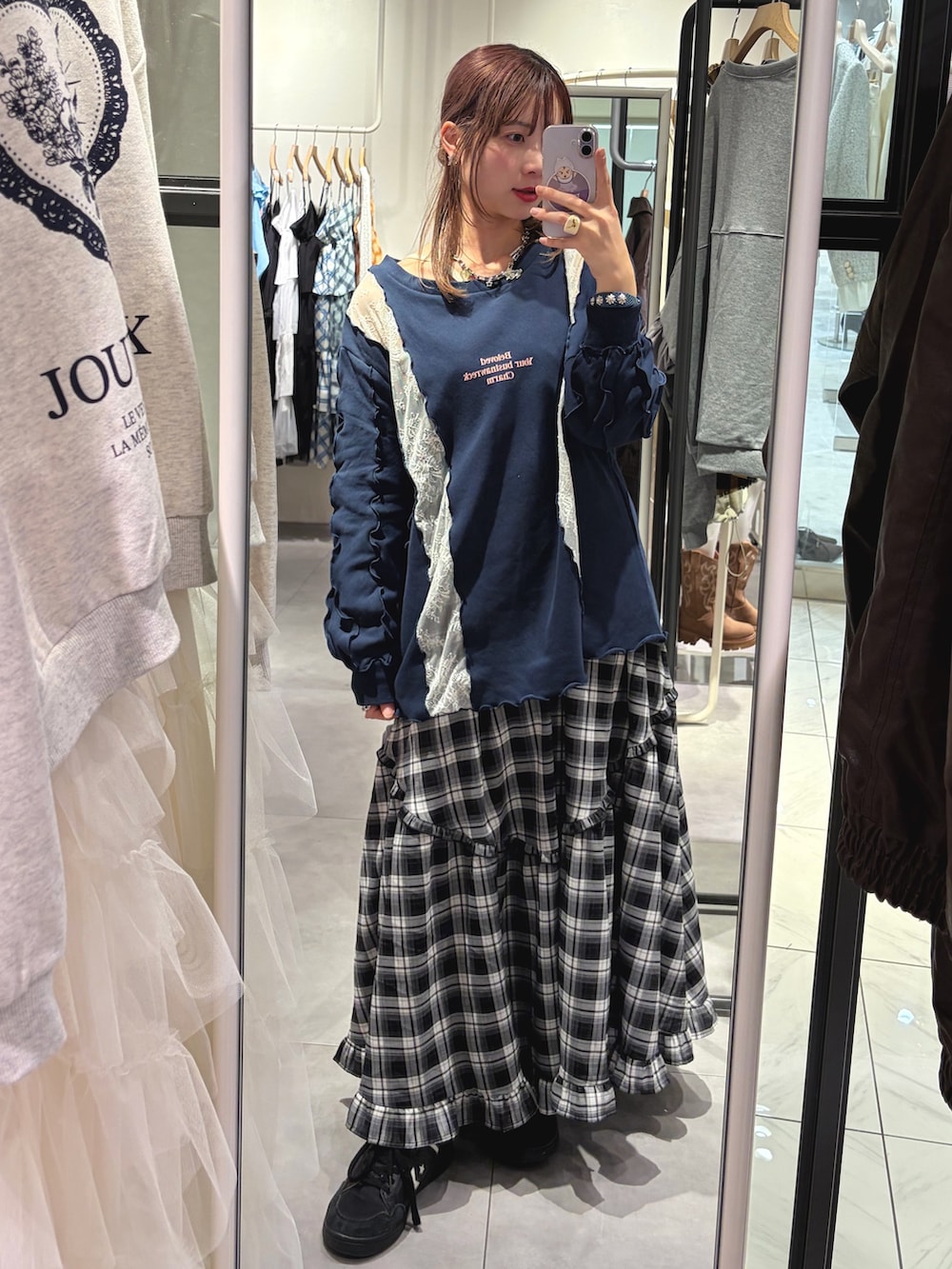 ブルー系のTシャツ/カットソー、ブラック系のワンピースを着用したレディースの春コーディネートの2枚目の写真