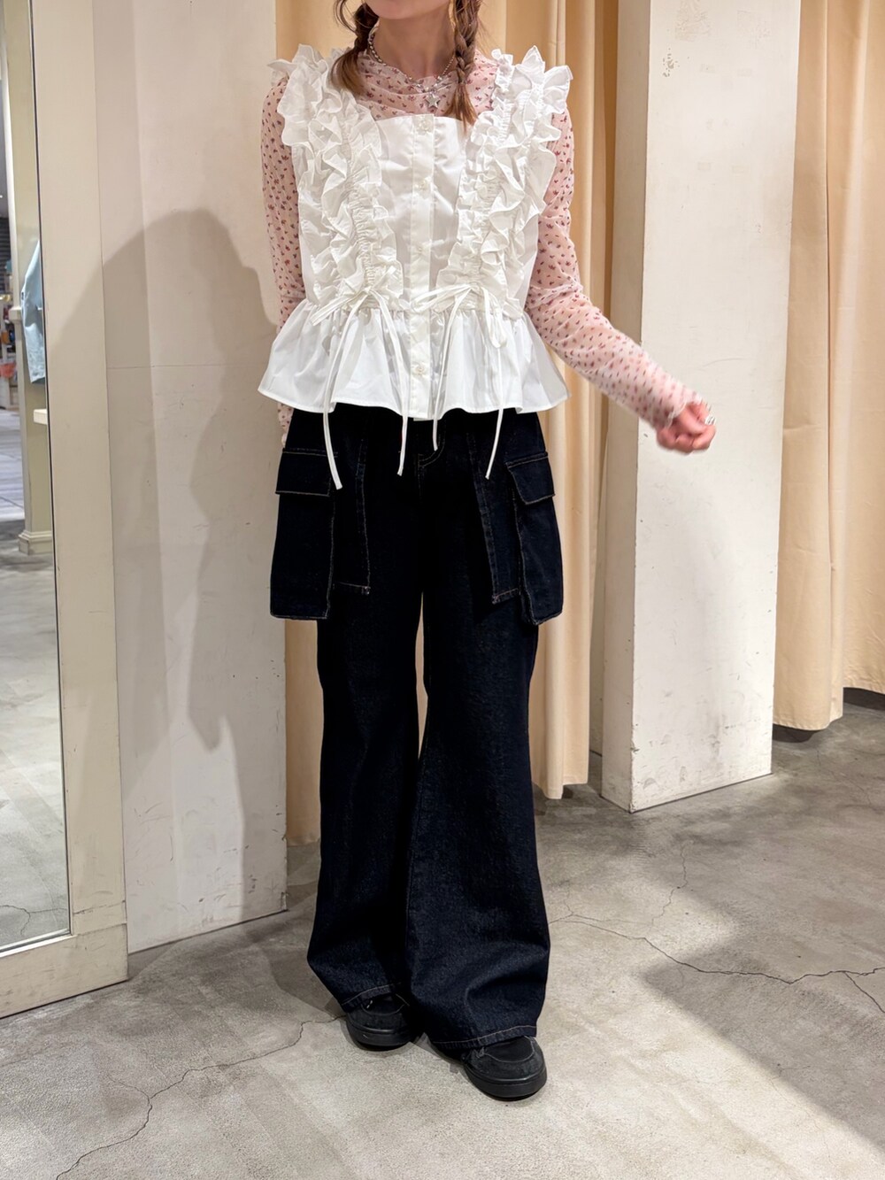 ホワイト系のシャツ/ブラウス、レッド系のTシャツ/カットソー、ブルー系のデニムパンツを着用したレディースの春コーディネートの2枚目の写真