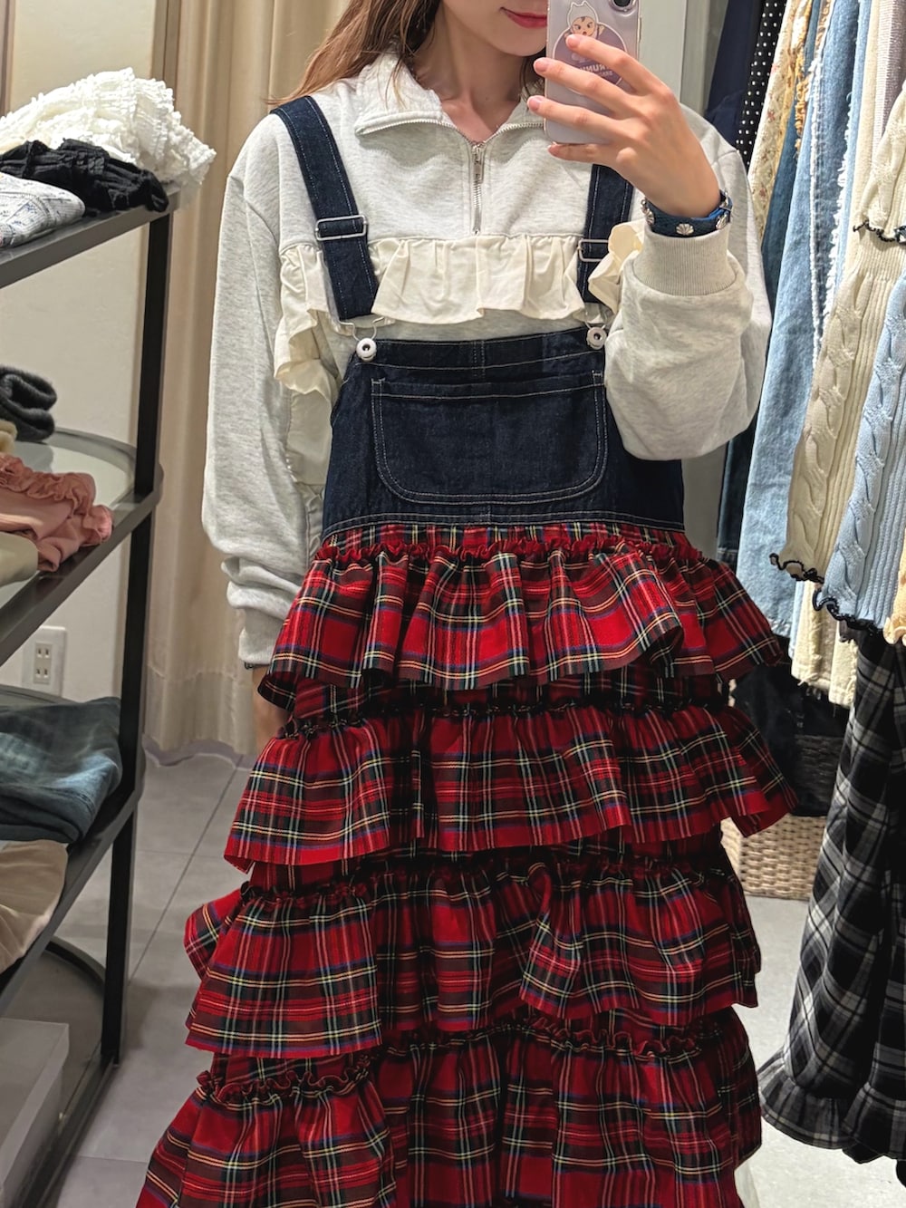 ホワイト系のTシャツ/カットソー、レッド系のジャンパースカートを着用したレディースの春コーディネートの4枚目の写真