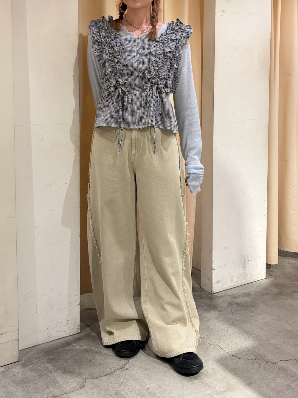 ブラック系のシャツ/ブラウス、ベージュ系のデニムパンツ、ブルー系のTシャツ/カットソーを着用したレディースの春コーディネートの2枚目の写真