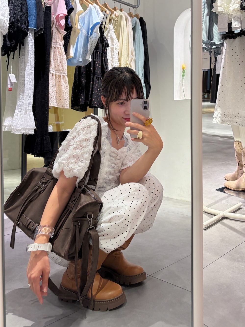ホワイト系のシャツ/ブラウス、ホワイト系のその他パンツ、ブラウン系のボストンバッグを着用したレディースの夏コーディネートの2枚目の写真