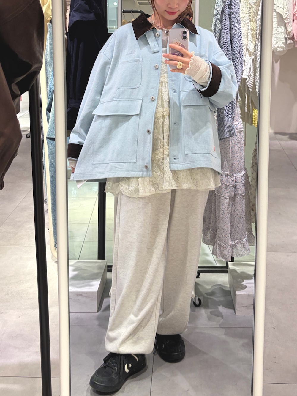 ブルー系のブルゾン、ホワイト系のワンピース、ホワイト系のTシャツ/カットソーを着用したレディースの春コーディネートの5枚目の写真