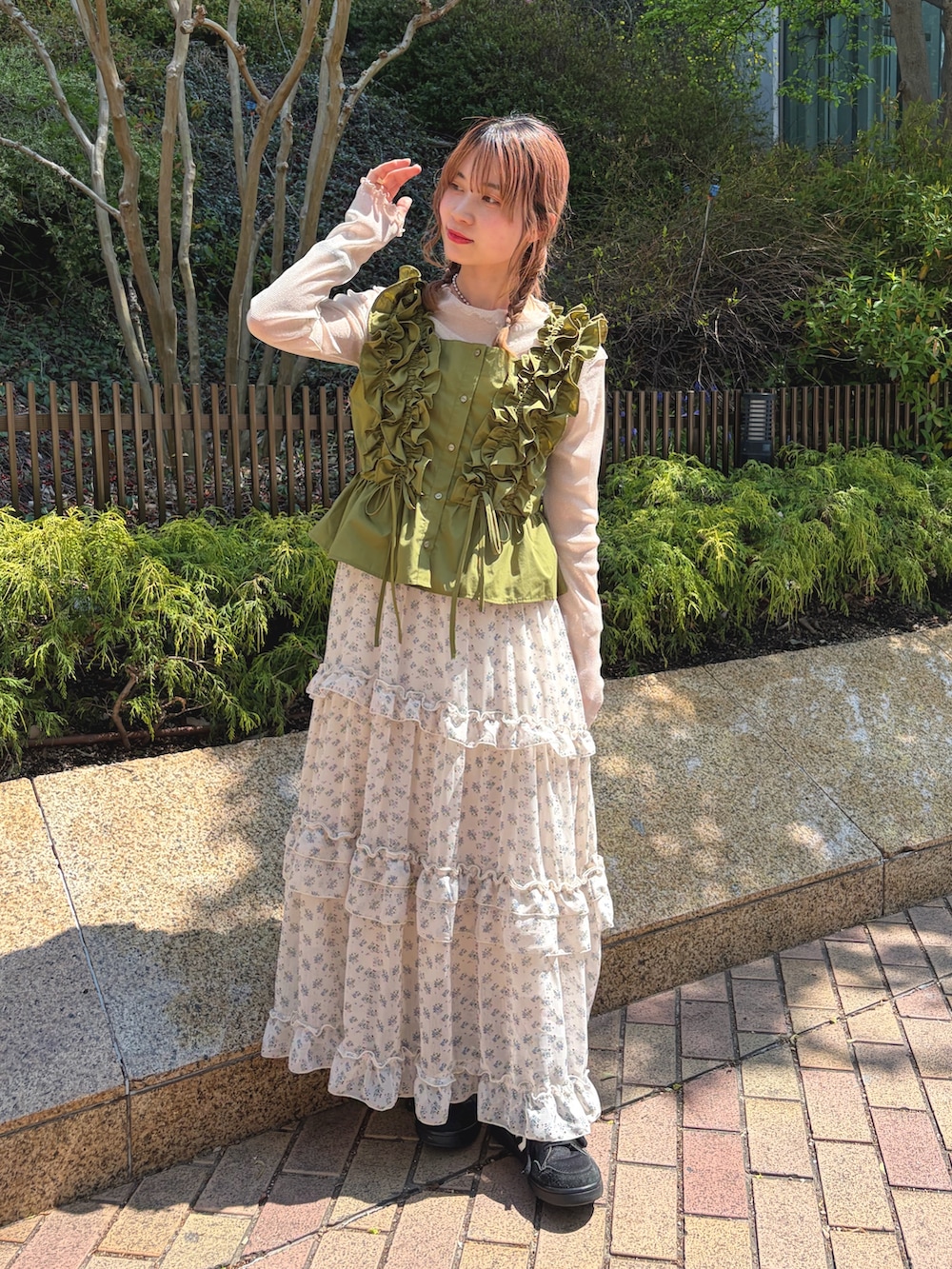 グリーン系のシャツ/ブラウス、ホワイト系のTシャツ/カットソー、ホワイト系のワンピースを着用したレディースの春コーディネートの2枚目の写真