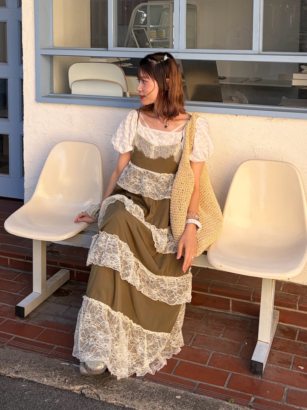 グリーン系のワンピースを着用したレディースの夏コーディネートの2枚目の写真