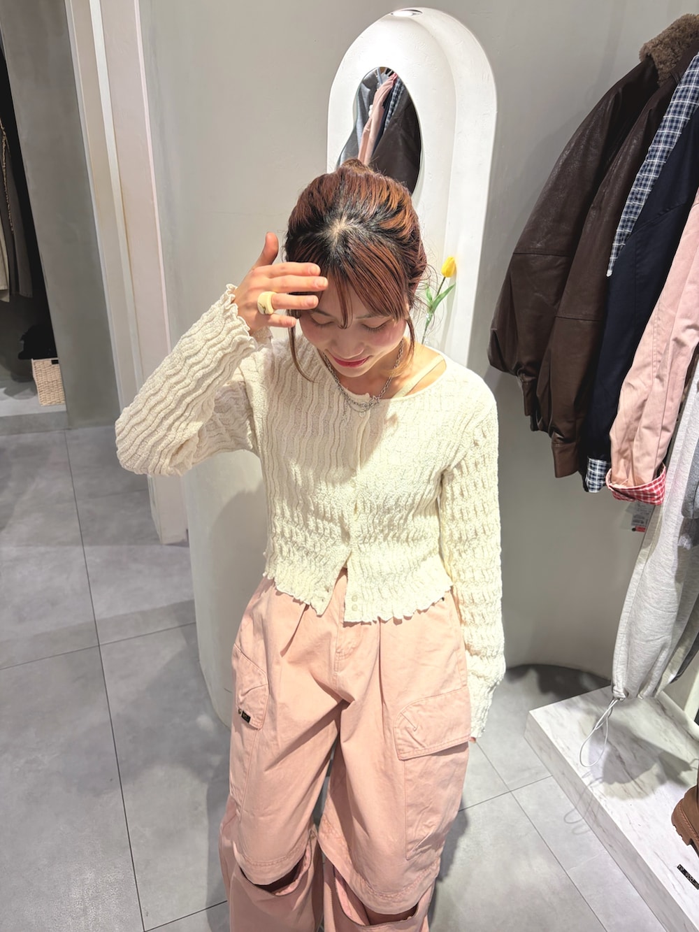 ホワイト系のTシャツ/カットソー、ピンク系のその他パンツを着用したレディースの春コーディネートの5枚目の写真