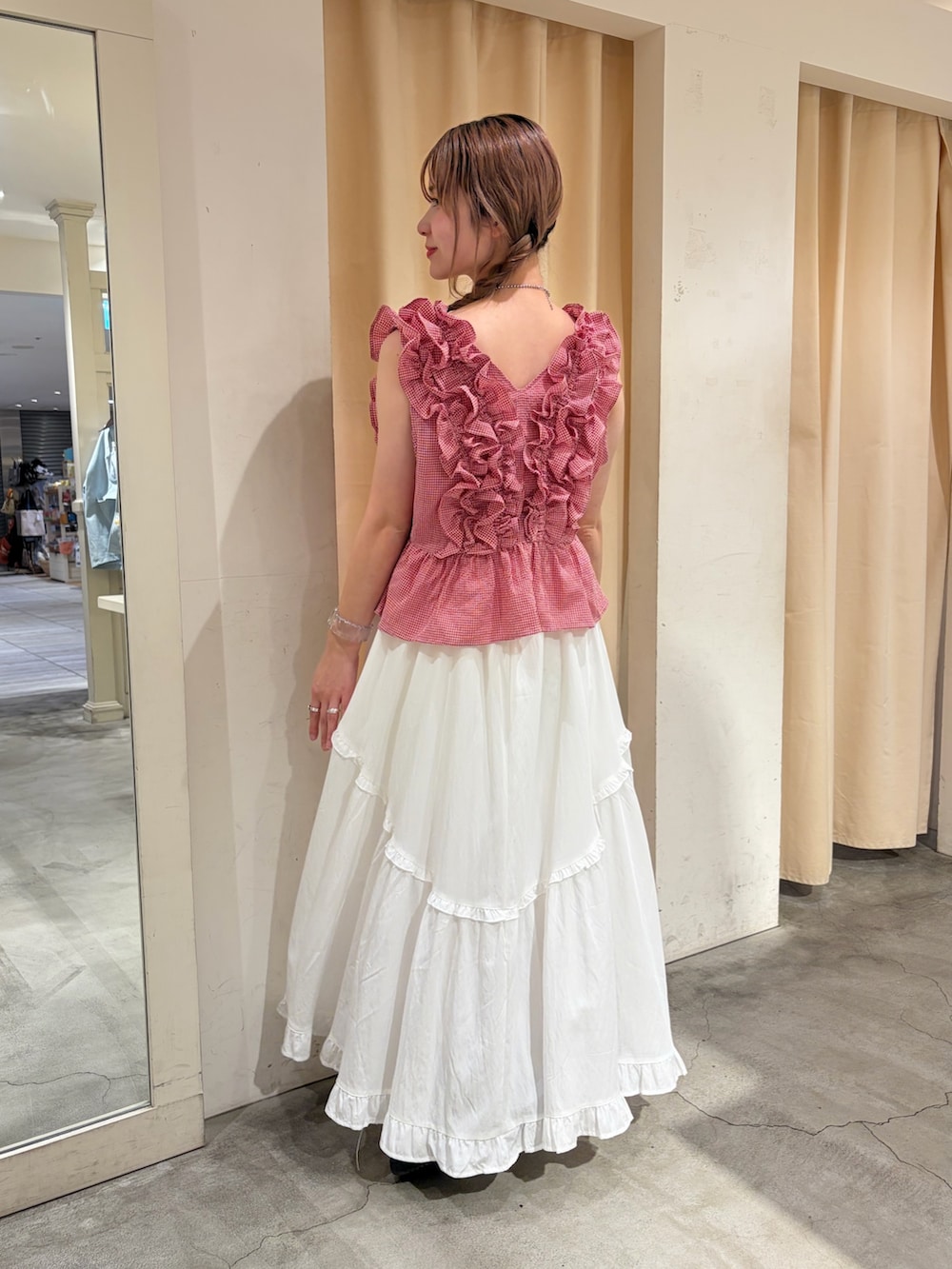 レッド系のシャツ/ブラウス、ホワイト系のワンピースを着用したレディースの春コーディネートの3枚目の写真